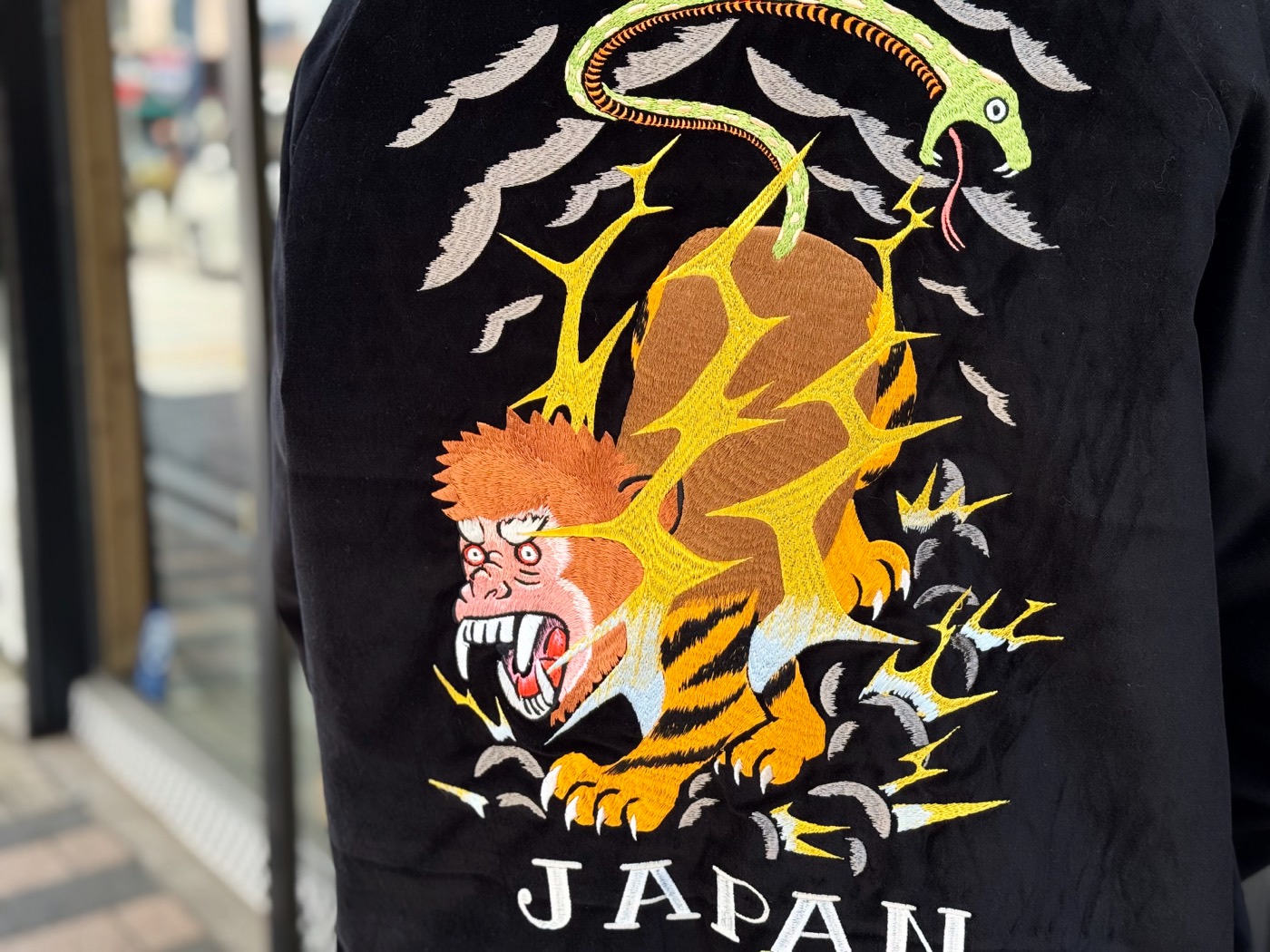 オリジナルスカジャンの背面刺繍。猿・虎・蛇を組み合わせた鵺（ぬえ）とJAPANの文字