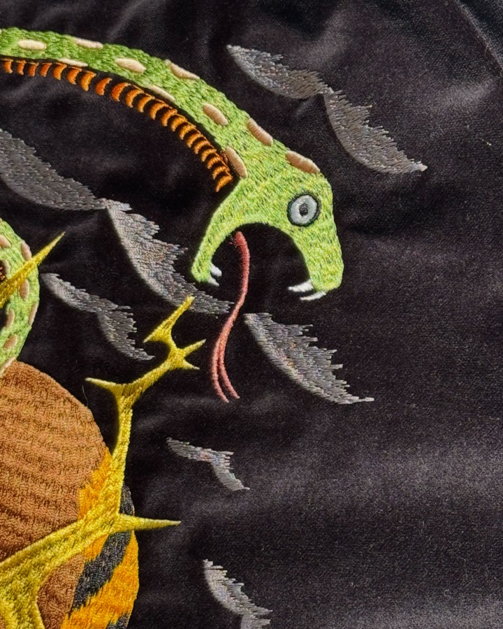 スカジャン刺繍の拡大。蛇の頭部と鱗の一針ずつ