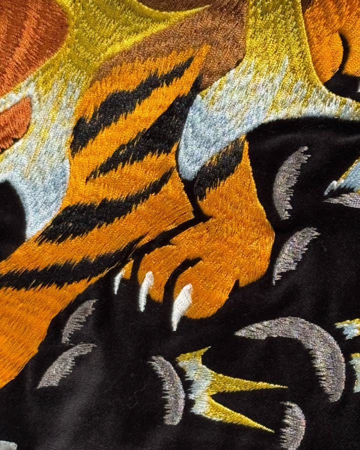 スカジャン刺繍の拡大。虎の縞と毛並みの色の重なり