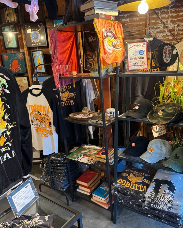 キャップや小物、書籍が並ぶ店内の棚
