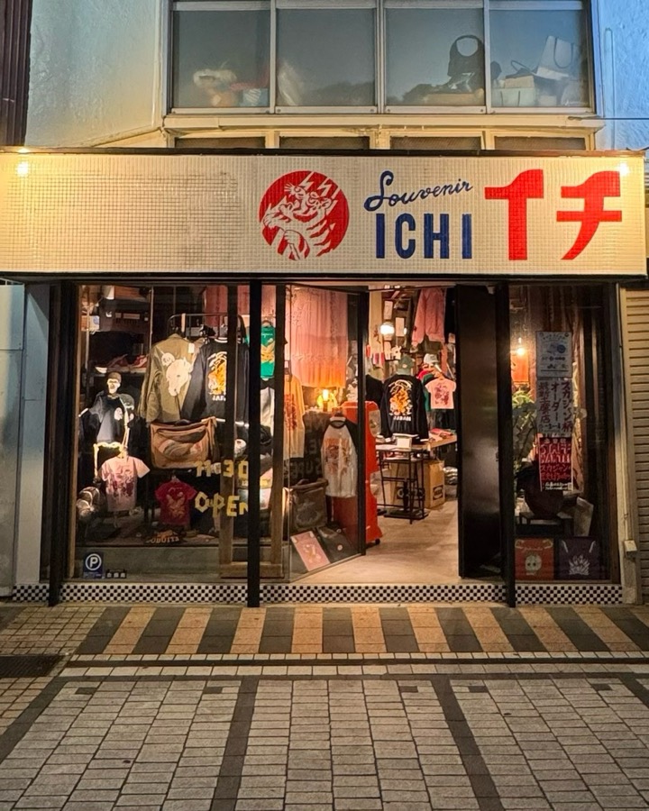 ICHIドブ板本店の外観。ドブ板通りに面した1階の店舗