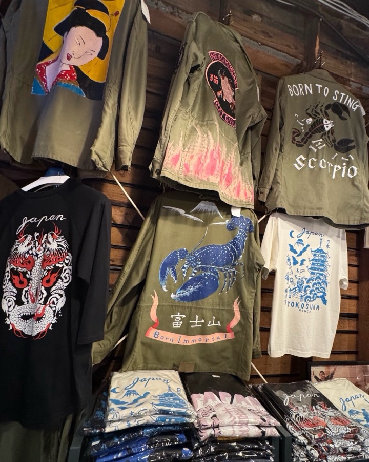 店内の壁に並ぶオリジナルスカジャンとスーベニアジャケット