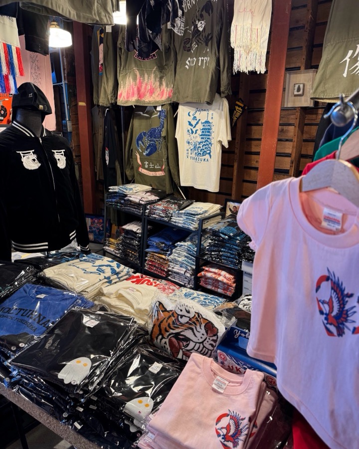 スカジャン柄をのせたTシャツやスウェットの棚